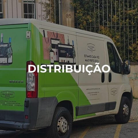 Distribuio Black Pepper & Basil  colaborador com sweatshirt da marca junto a viatura de entregas personalizada