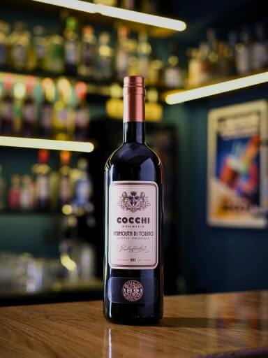 Garrafa de Cocchi Vermouth di Torino sobre uma mesa.