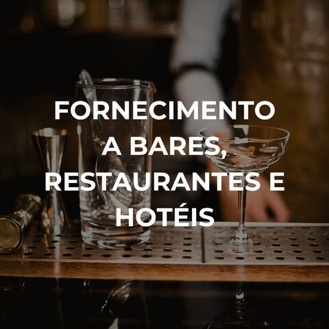 Expositor com garrafas premium de bebidas espirituosas e acessrios de bar na loja Black Pepper & Basil