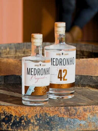 Duas garrafas de medronho da marca Junior Jacques – aguardente tradicional portuguesa