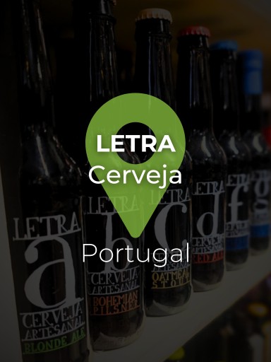 Garrafas da gama de cerveja Letra organizadas e alinhadas numa prateleira, exibindo rótulos coloridos e bem visíveis_1