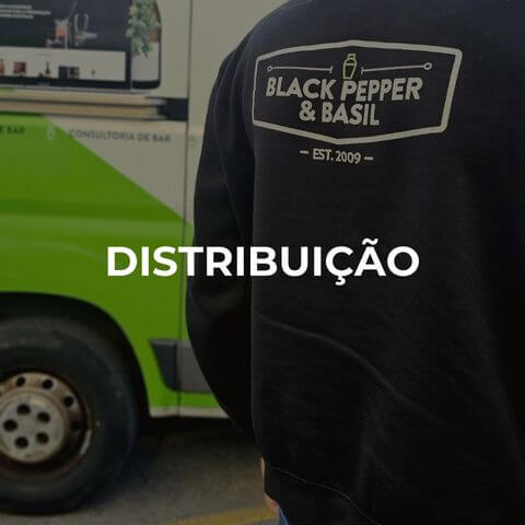 Distribuio Black Pepper & Basil  colaborador com sweatshirt da marca junto a viatura de entregas personalizada_1