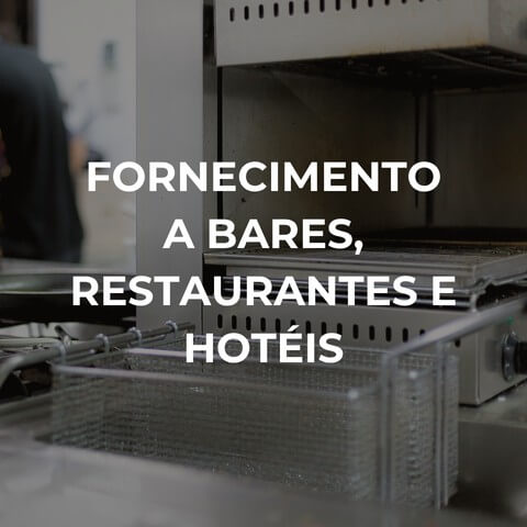 Expositor com garrafas premium de bebidas espirituosas e acessrios de bar na loja Black Pepper & Basil_1