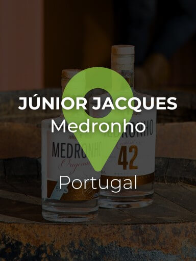 Duas garrafas de medronho da marca Junior Jacques – aguardente tradicional portuguesa_1