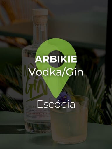Garrafa de gin Nàdar da Arbikie sobre a mesa com cocktail ao lado_1