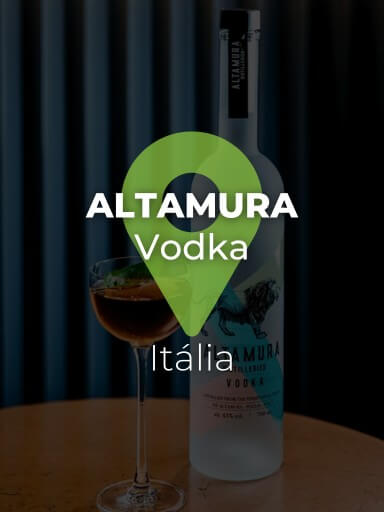 Garrafa de Vodka Altamura com copo ao lado._1