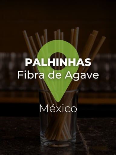 Palhinhas sustentáveis de fibra de agave num copo sobre o balcão de um bar._1